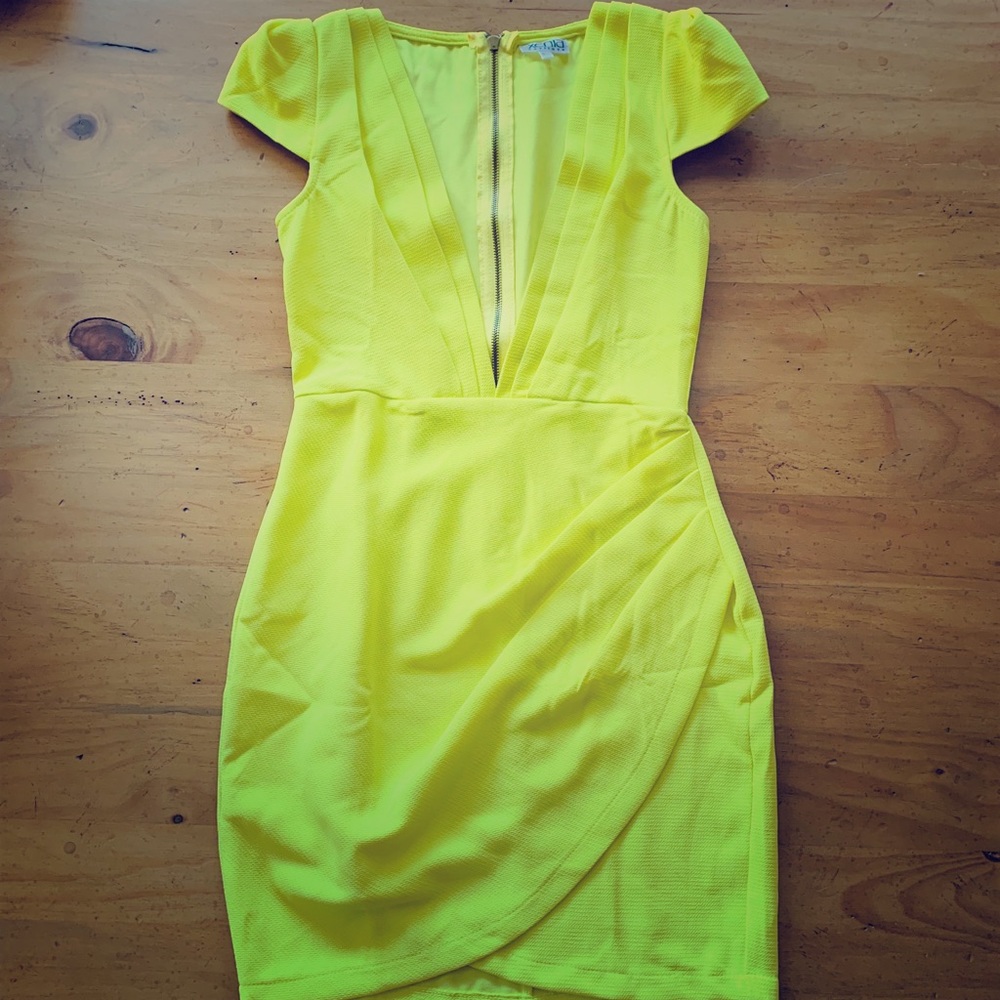 NWOT Xenia boutique yellow low-cut tulip mini